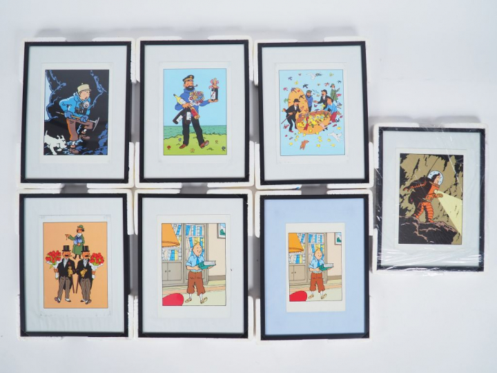 31 Cadres dont 18 cadres avec cartes postales de collection diverses e