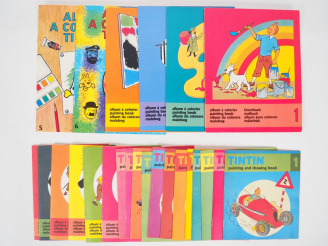 Vente aux enchères Ensemble de 24 albums à colorier dont Série de 6 albums 1976 red (17x2