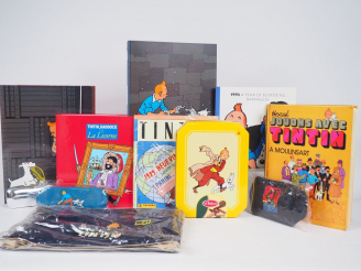 Vente aux enchères Superbe lot comprenant : 1 Etui et lunettes NEUF (Fusée)+ 1 sac Tintin