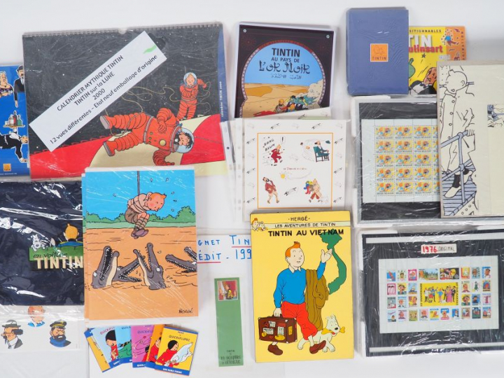 Superbe lot comprenant : 1 sac en voiture Tintin, 2 boites jeu de cart