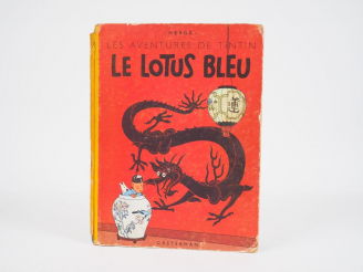 Vente aux enchères Le LOTUS BLEU - 1952 - DJ-4e plat B6- Mention : Ce livre appartient à 
