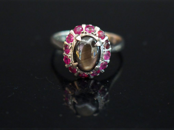 Bague de style Art déco en or blanc, saphir, œil de tigre en cabochon 