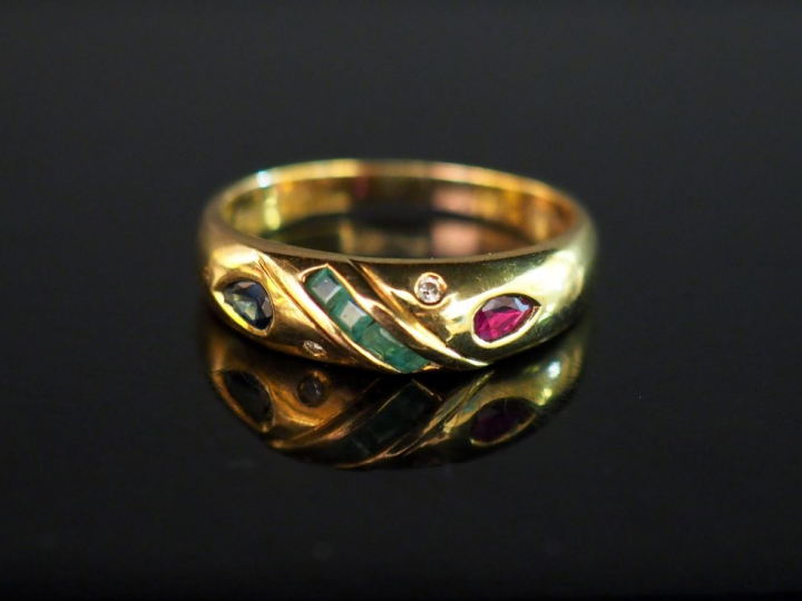 Alliance tutti frutti en or et pierres de couleur. Poids : 3,60 g