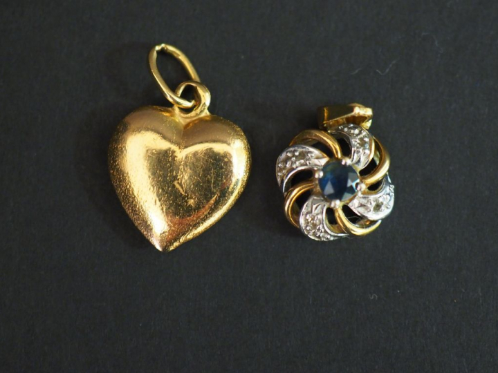 Pendentif en or en forme de cœur et un pendentif en forme de fleur en 