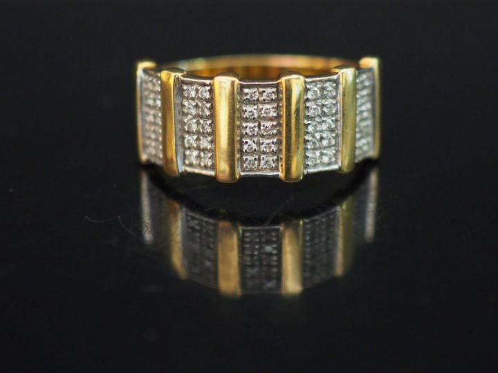 Bague en or et cinq pavages de petits brillants. Poids : 5 g