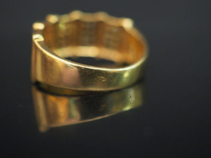 Bague en or et cinq pavages de petits brillants. Poids : 5 g