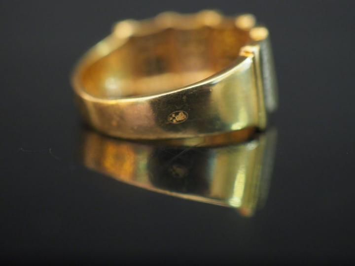 Bague en or et cinq pavages de petits brillants. Poids : 5 g