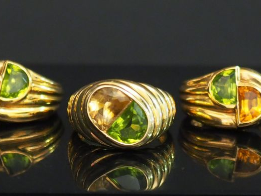 Parure en or jaune et pierres de couleur comprenant une paire de boucl