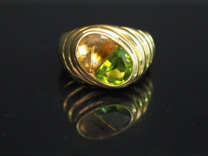 Parure en or jaune et pierres de couleur comprenant une paire de boucl