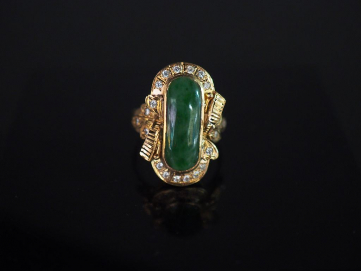 Bague marquise en or et jadéite entourée de brillants. Poids tel : 5,4