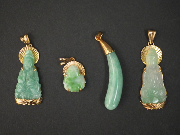 4 pendentifs en or et jadéite Extreme-Orient.