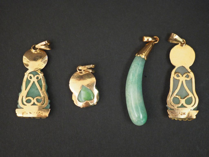 4 pendentifs en or et jadéite Extreme-Orient.