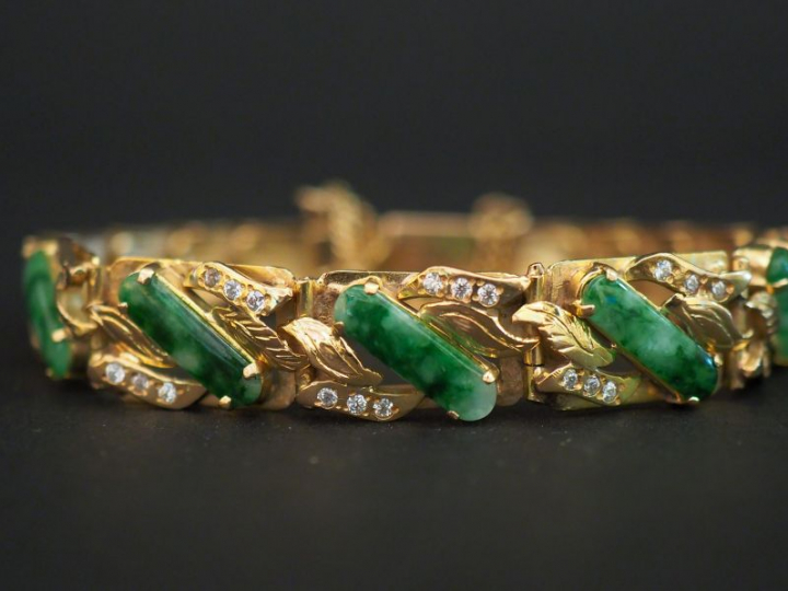 Bracelet articulé en or jadéites et petits brillants. Poids tel : 16,3