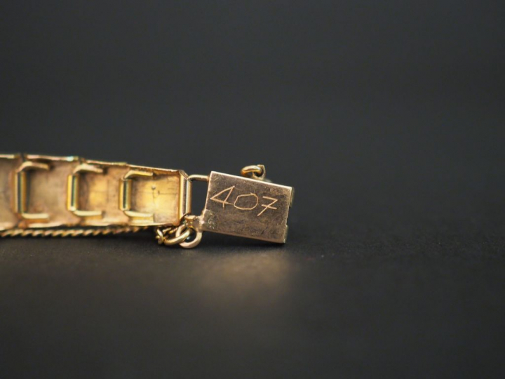 Bracelet articulé en or jadéites et petits brillants. Poids tel : 16,3