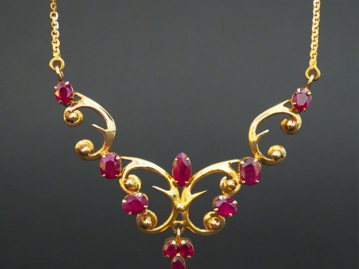 Pendentif et collier en or jaune agrémentés de rubis. Poids tel : 11,8