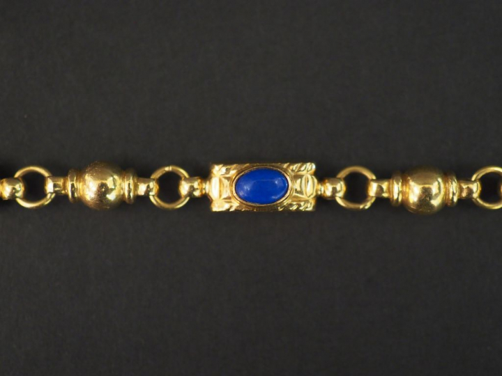 Bracelet en or maillons en forme d'anneaux, de perles et de motifs rec