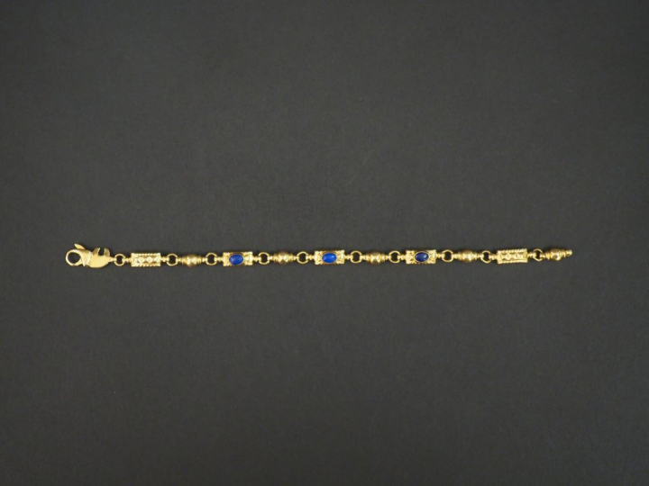 Bracelet en or maillons en forme d'anneaux, de perles et de motifs rec