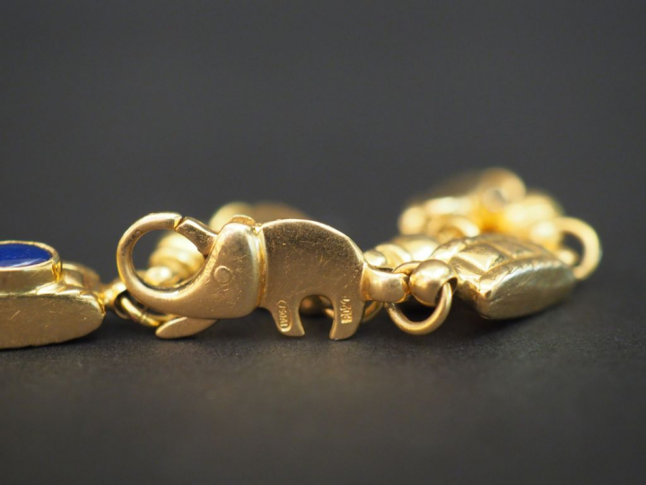 Bracelet en or maillons en forme d'anneaux, de perles et de motifs rec