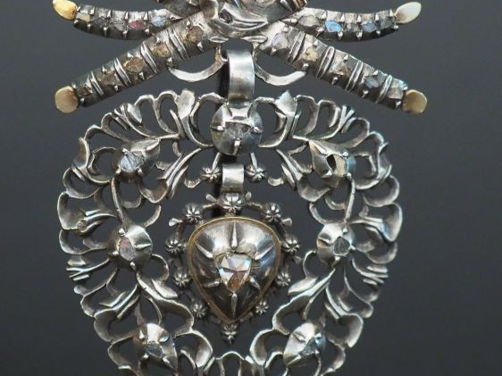 Elément de chatelaine en argent orné de roses. Poids : 25 g