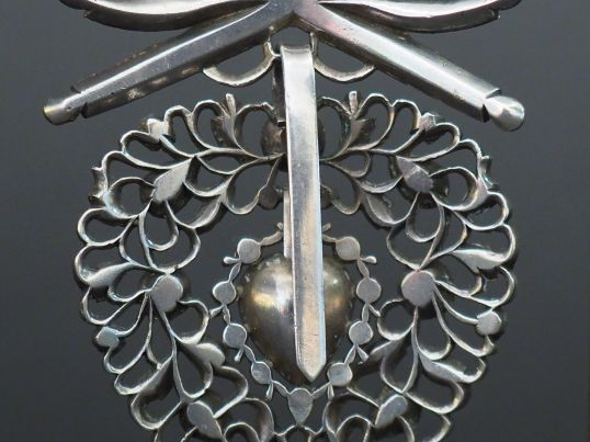 Elément de chatelaine en argent orné de roses. Poids : 25 g