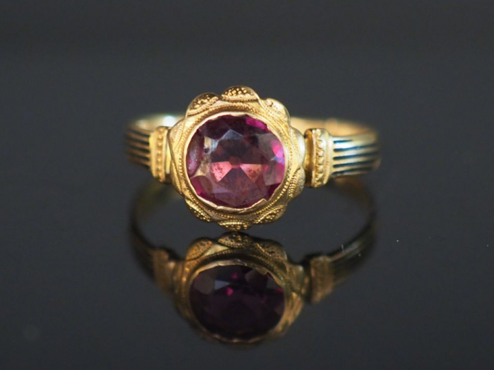 Bague 1900 en or et améthyste. Poids tel : 1,70 g