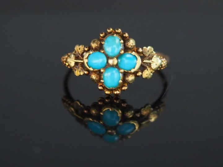 Bague 1900 en or jaune et turquoises. Poids tel : 2,30 g