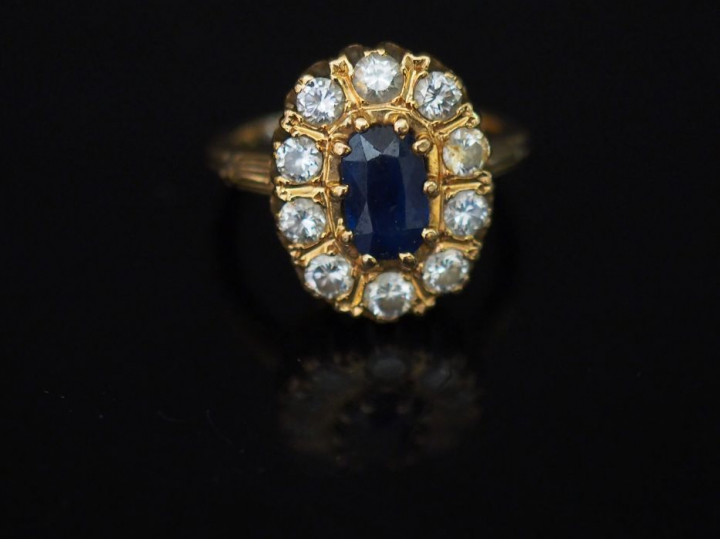 Bague marguerite en or jaune, saphir entouré de dix diamants  Poids : 