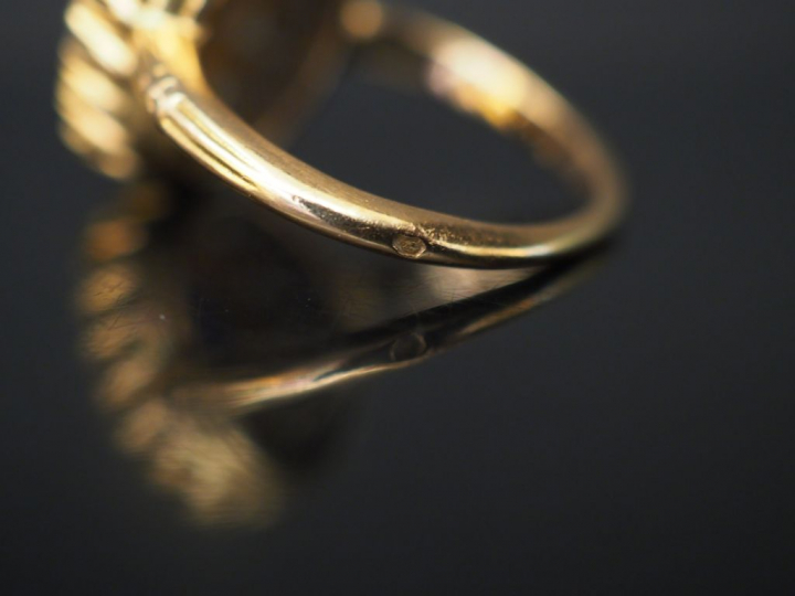 Bague marguerite en or jaune, saphir entouré de dix diamants  Poids : 