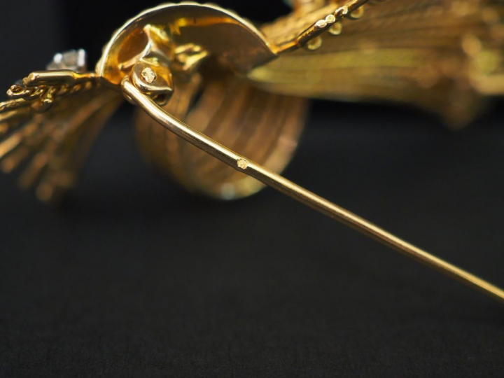 Broche gerbe en or ornée de diamants 8/8, émeraudes et grenats. Poids 