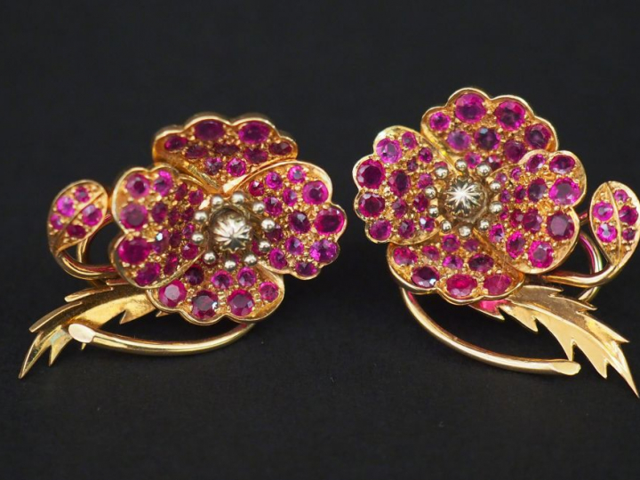 Paire de perce oreilles en forme de fleurs, or et rubis. Poids tel. 15