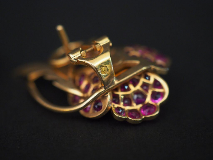 Paire de perce oreilles en forme de fleurs, or et rubis. Poids tel. 15