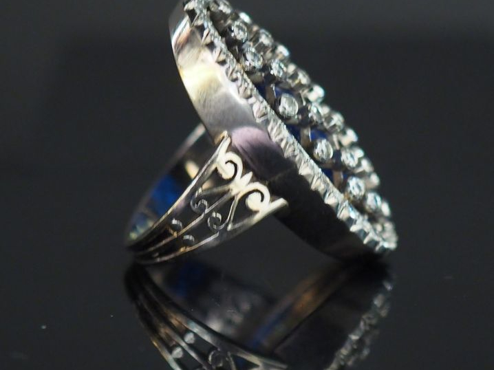 Bague 1900 en or blanc et diamants, belle monture en croisillon sur fo