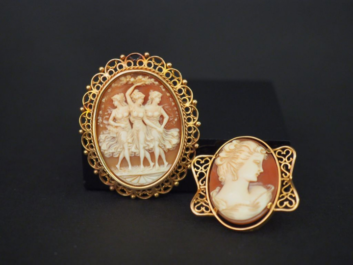 2 différents camées coquille, montures en or , une figurant les trois 