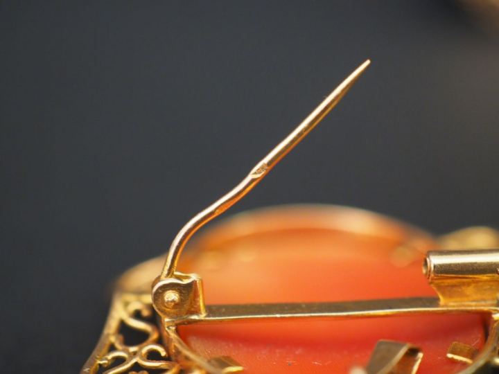 2 différents camées coquille, montures en or , une figurant les trois 