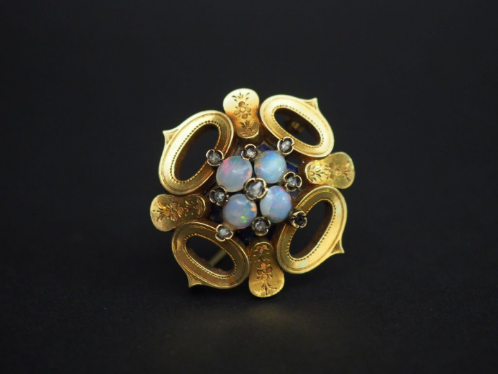 Broche Napoléon III en or, 14 cts, ornée de quatre opales en cabochon 