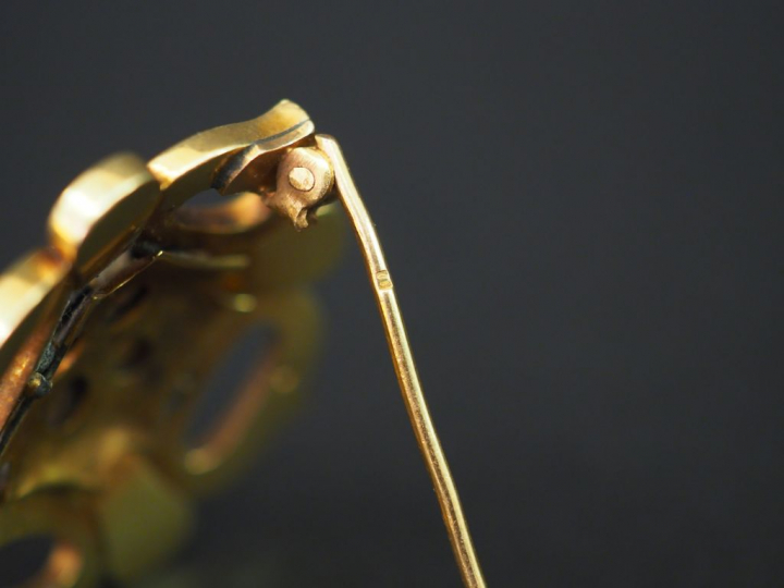 Broche Napoléon III en or, 14 cts, ornée de quatre opales en cabochon 