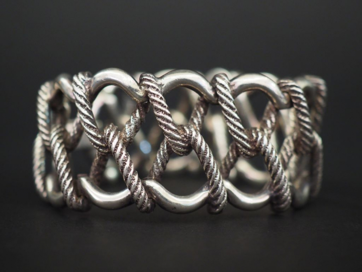 HERMES Bracelet manchette en argent, tressé. Signé. Long. 19,5 cm Poid