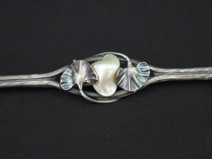 DUMONT. Broche art nouveau en argent perle baroque entourée de deux fe
