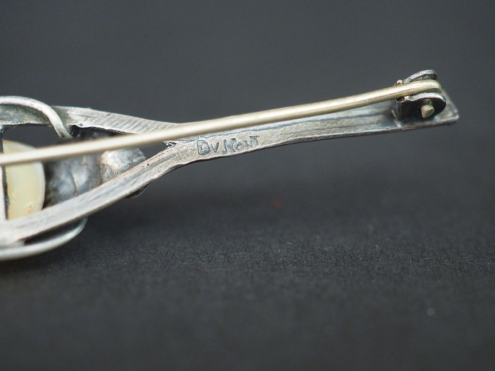 DUMONT. Broche art nouveau en argent perle baroque entourée de deux fe