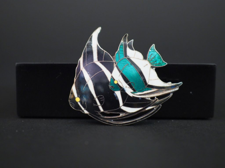 Broche art nouveau en argent et émail polychrome à décor de poissons.