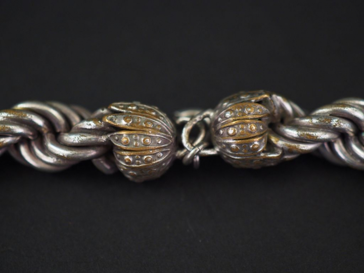 Collier articulé en métal, maille torsadée.