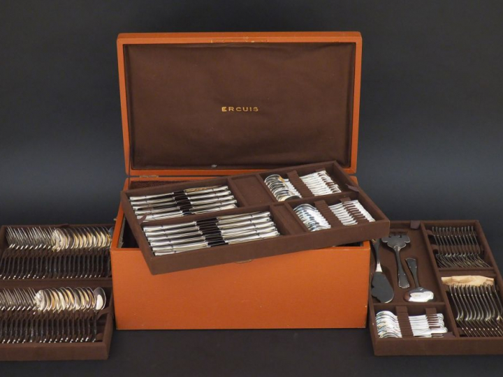 Ménagère Ercuis en métal argenté modèle feuillagé dans sa boite d'orig