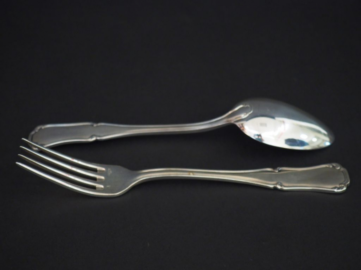 Ménagère Ercuis en métal argenté modèle feuillagé dans sa boite d'orig