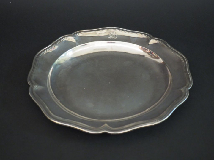 Jatte ronde XVIIIème en argent, décor de filets moulurés Poids : 770 g