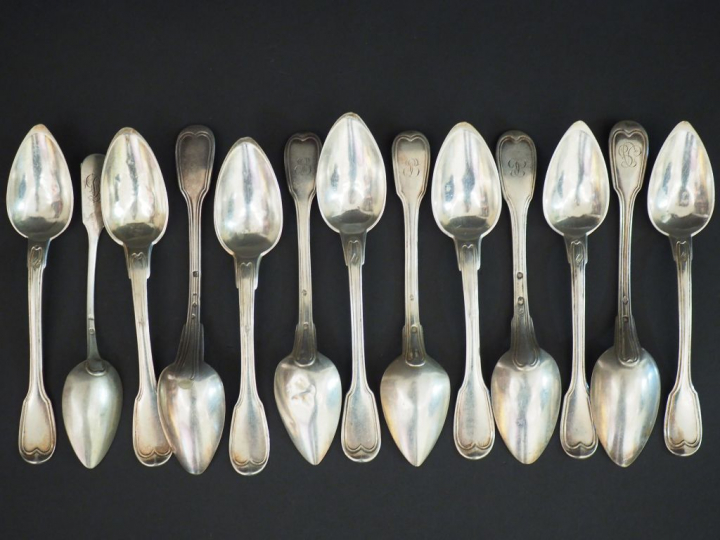 13 cuillères en argent, modèle à filet, poinçons dépareillés. Poids : 