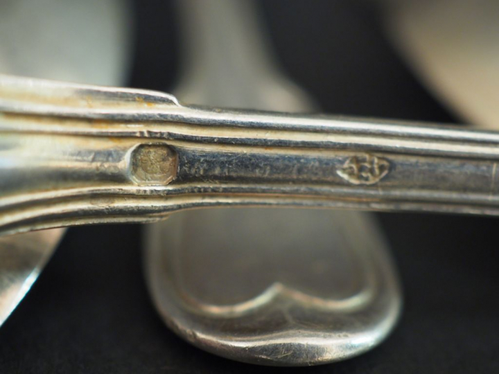 13 cuillères en argent, modèle à filet, poinçons dépareillés. Poids : 