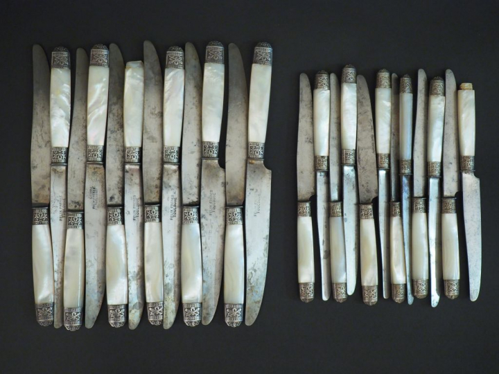12 grands et 12 petits couteaux de style Louis XVI manche en nacre. (m