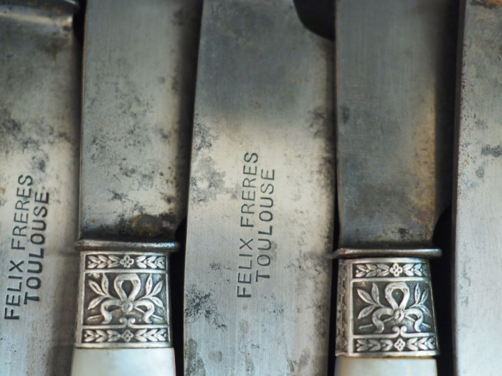 12 grands et 12 petits couteaux de style Louis XVI manche en nacre. (m