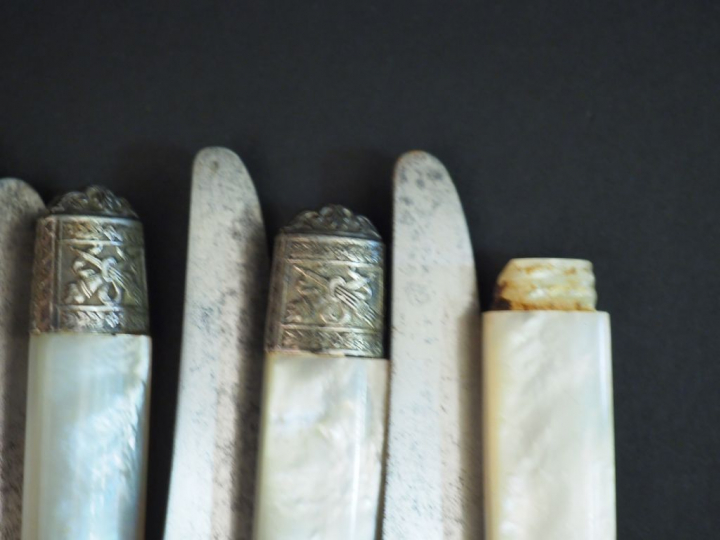 12 grands et 12 petits couteaux de style Louis XVI manche en nacre. (m