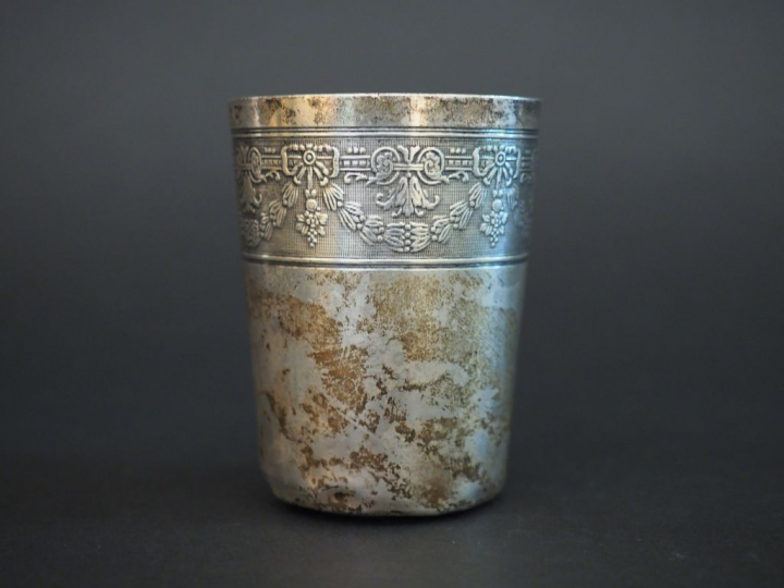 Timbale en argent de style Louis XVI. Poids : 75 g